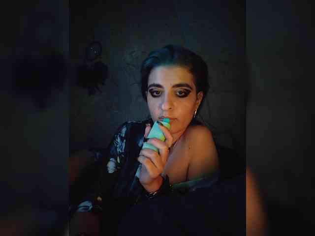 UntouchableSquirtWitch webcam