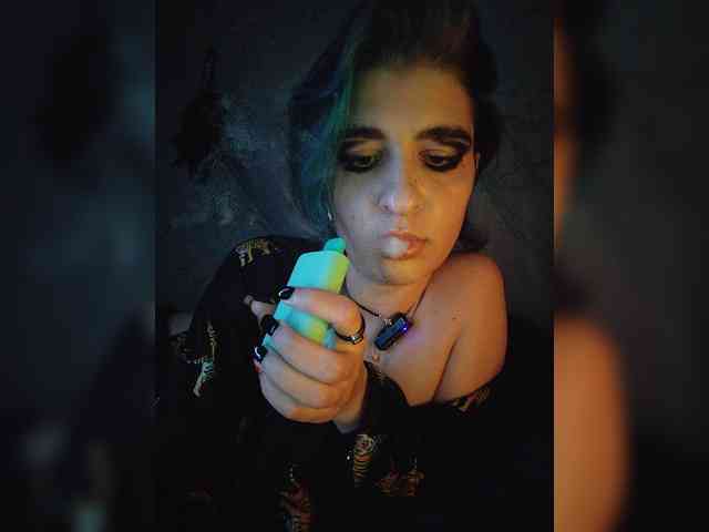 UntouchableSquirtWitch webcam