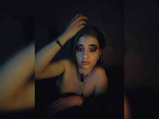 UntouchableSquirtWitch webcam