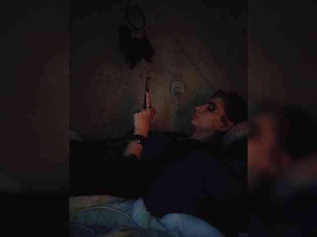 UntouchableSquirtWitch webcam