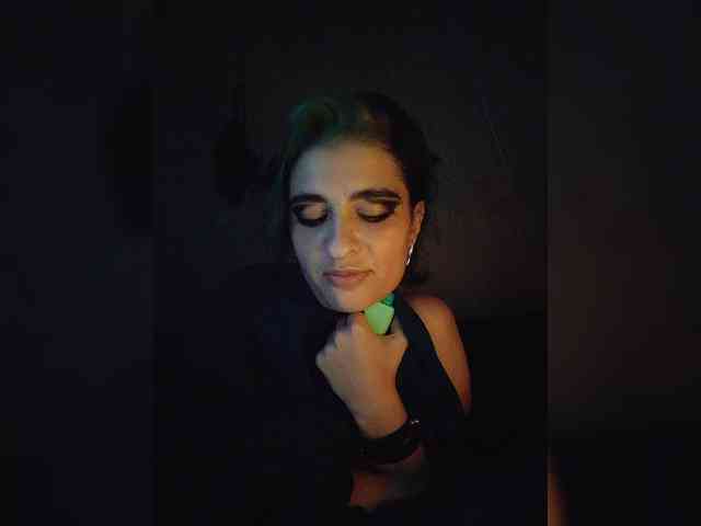 UntouchableSquirtWitch webcam