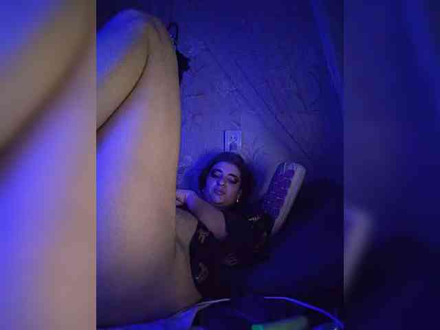UntouchableSquirtWitch webcam