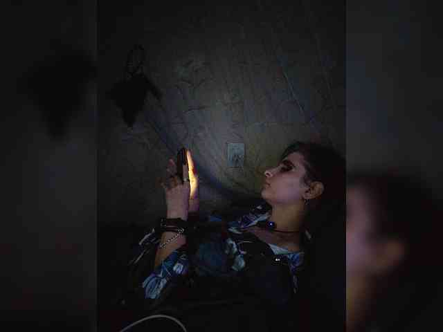 UntouchableSquirtWitch webcam