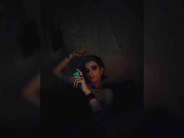 UntouchableSquirtWitch webcam