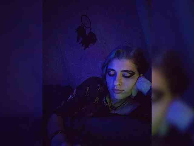 UntouchableSquirtWitch webcam