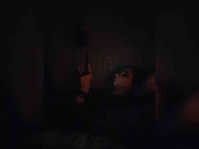 UntouchableSquirtWitch webcam