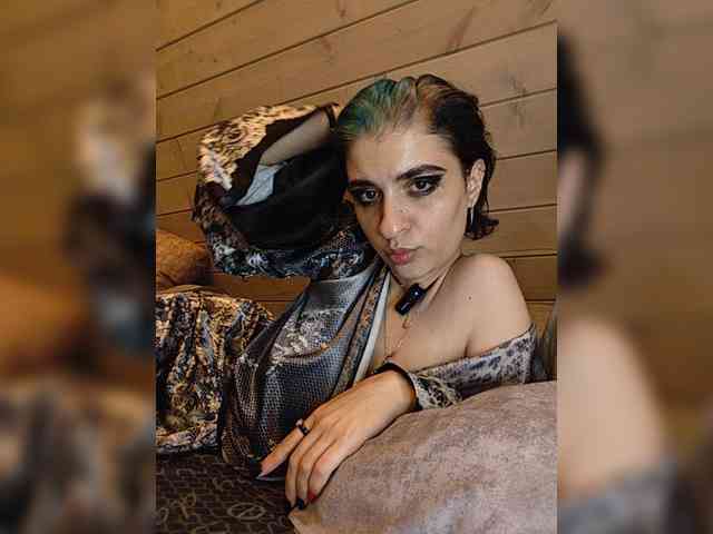 UntouchableSquirtWitch webcam