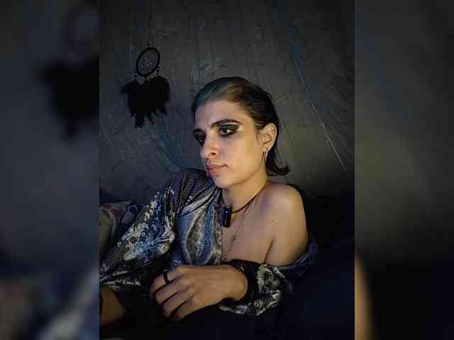 UntouchableSquirtWitch webcam