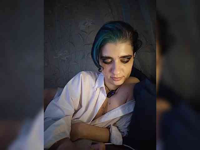 UntouchableSquirtWitch webcam
