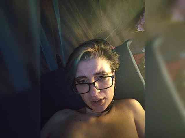 UntouchableSquirtWitch webcam