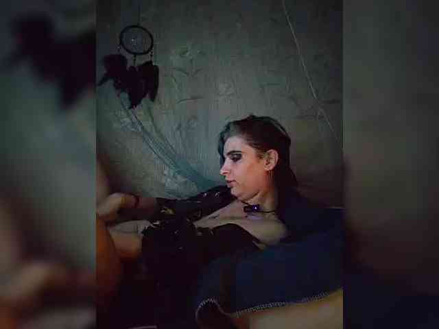 UntouchableSquirtWitch webcam