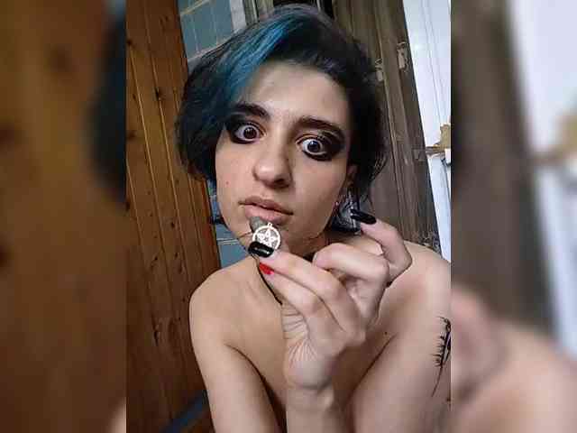 UntouchableSquirtWitch webcam