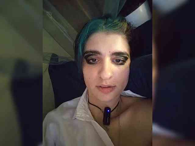 UntouchableSquirtWitch webcam