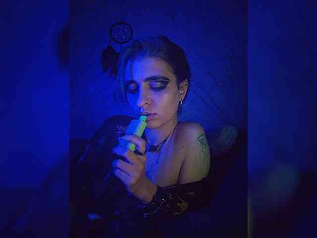 UntouchableSquirtWitch webcam