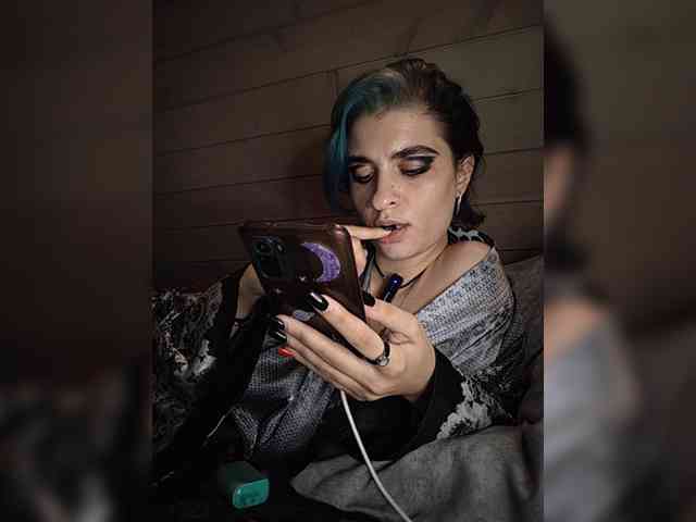 UntouchableSquirtWitch webcam