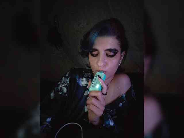 UntouchableSquirtWitch webcam