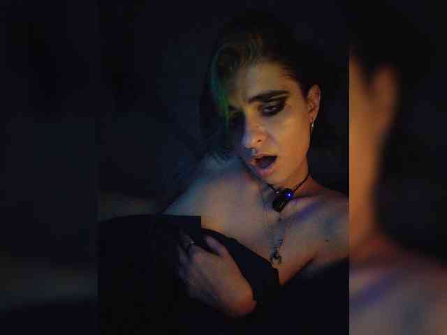 UntouchableSquirtWitch webcam