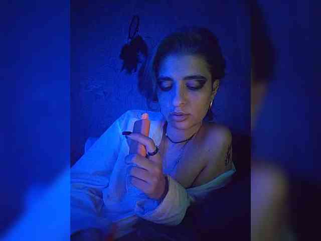 UntouchableSquirtWitch webcam