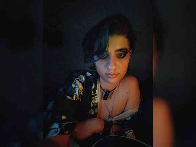 UntouchableSquirtWitch webcam