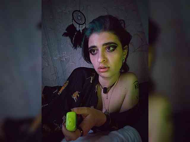 UntouchableSquirtWitch webcam
