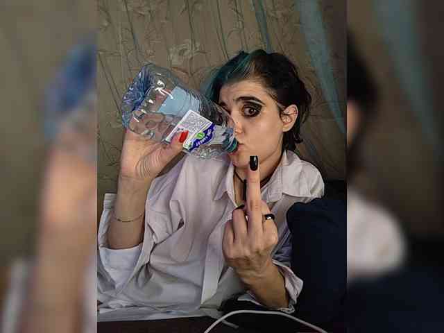 UntouchableSquirtWitch webcam