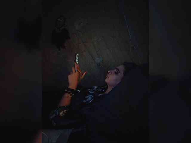 UntouchableSquirtWitch webcam