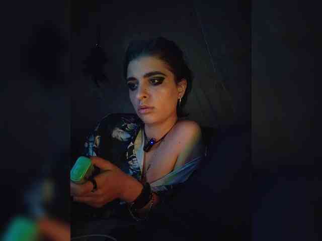 UntouchableSquirtWitch webcam