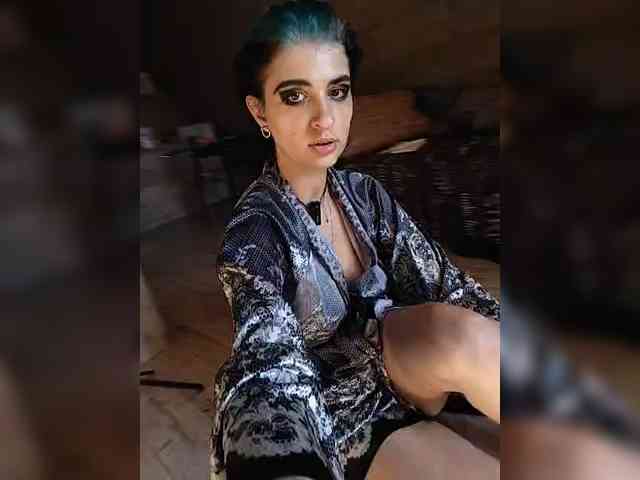 UntouchableSquirtWitch webcam