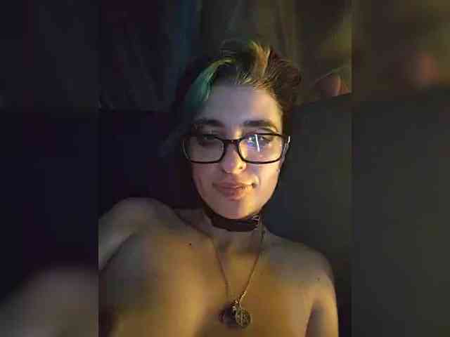 UntouchableSquirtWitch webcam