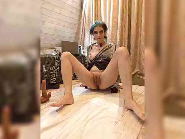UntouchableSquirtWitch webcam