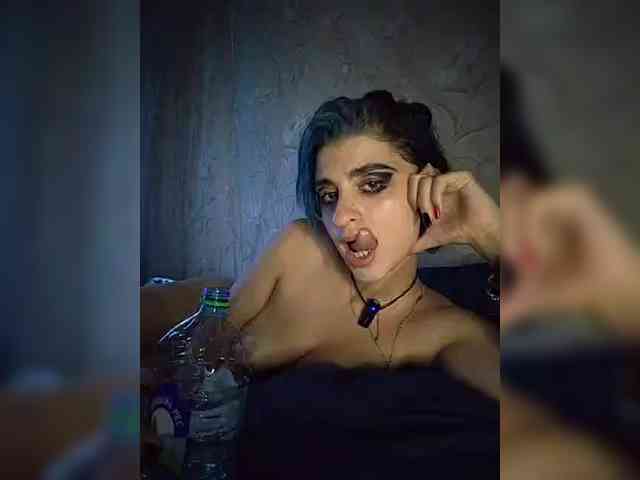 UntouchableSquirtWitch webcam