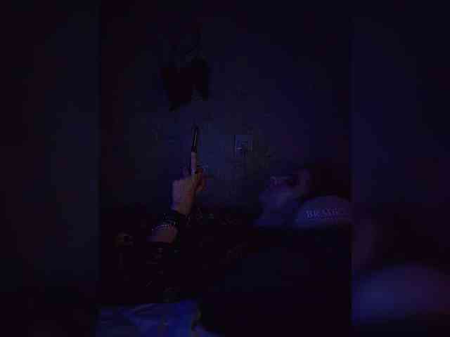 UntouchableSquirtWitch webcam