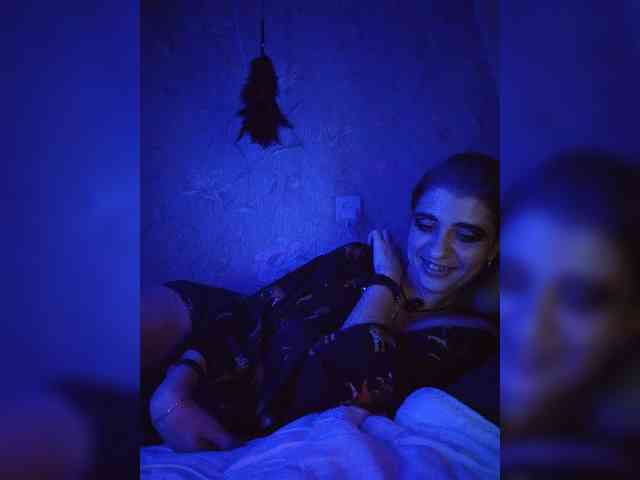 UntouchableSquirtWitch webcam