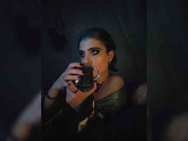UntouchableSquirtWitch webcam