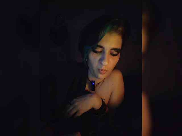 UntouchableSquirtWitch webcam
