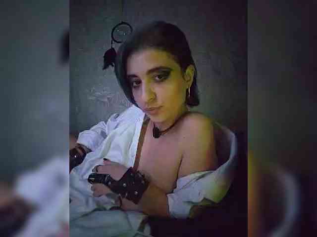 UntouchableSquirtWitch webcam