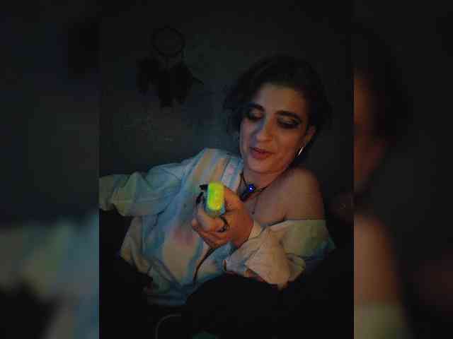 UntouchableSquirtWitch webcam