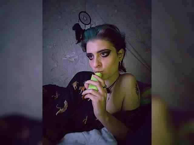 UntouchableSquirtWitch webcam