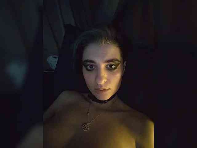 UntouchableSquirtWitch webcam