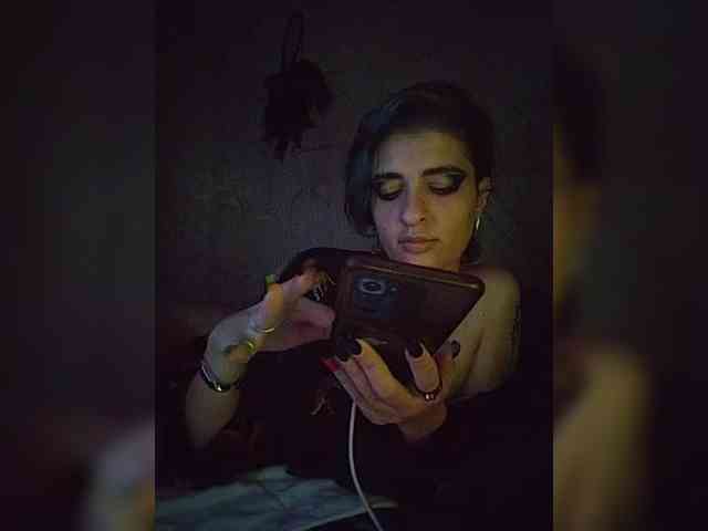 UntouchableSquirtWitch webcam