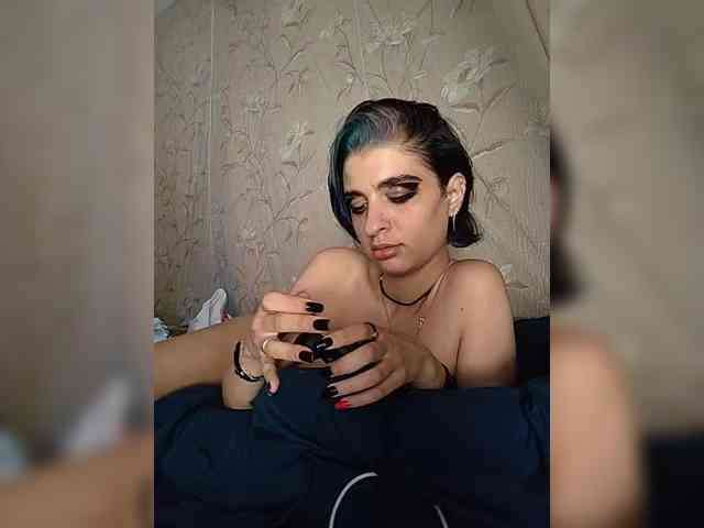 UntouchableSquirtWitch webcam