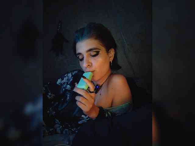 UntouchableSquirtWitch webcam