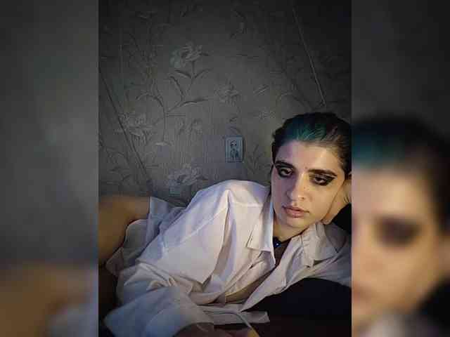 UntouchableSquirtWitch webcam