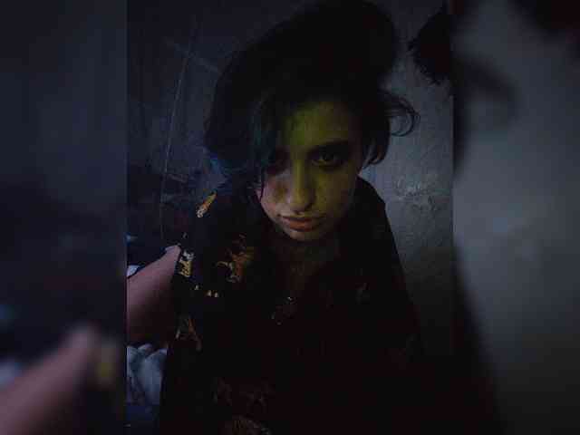UntouchableSquirtWitch webcam