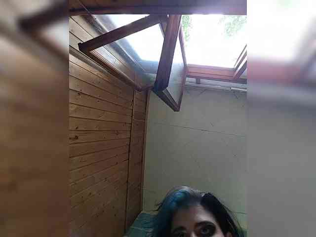 UntouchableSquirtWitch webcam