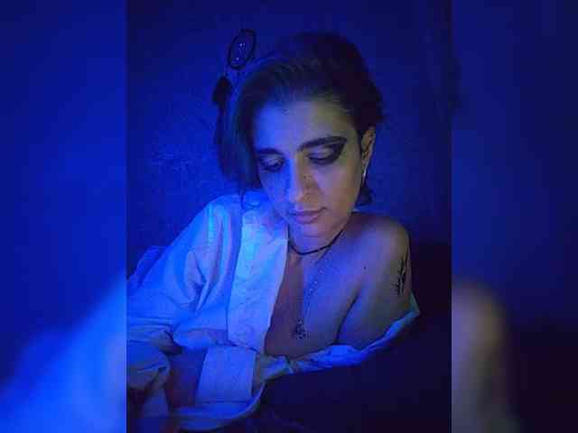 UntouchableSquirtWitch webcam