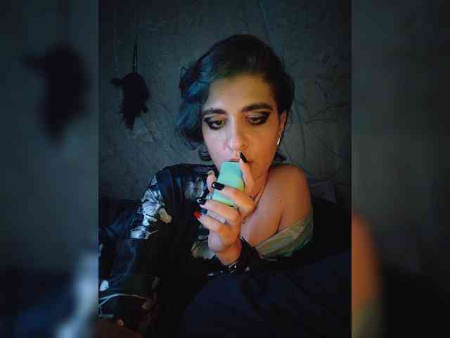 UntouchableSquirtWitch webcam