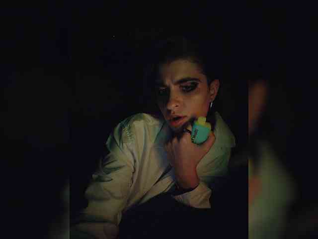 UntouchableSquirtWitch webcam