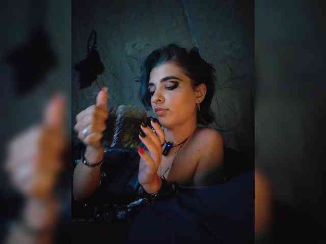 UntouchableSquirtWitch webcam