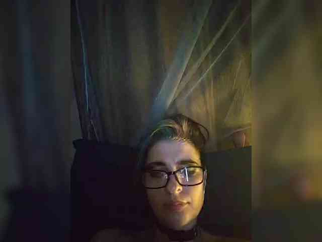 UntouchableSquirtWitch webcam